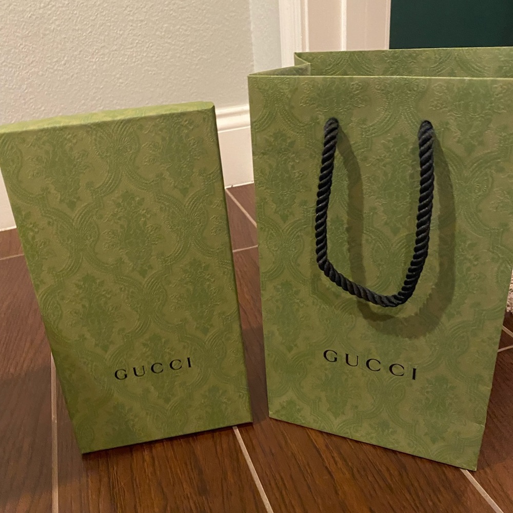 Perfect Condition Gucci bag and gift box 💚